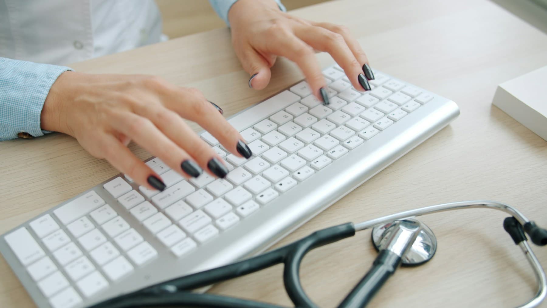 Firma de un consentimiento informado sobre el mostrador de una clínica