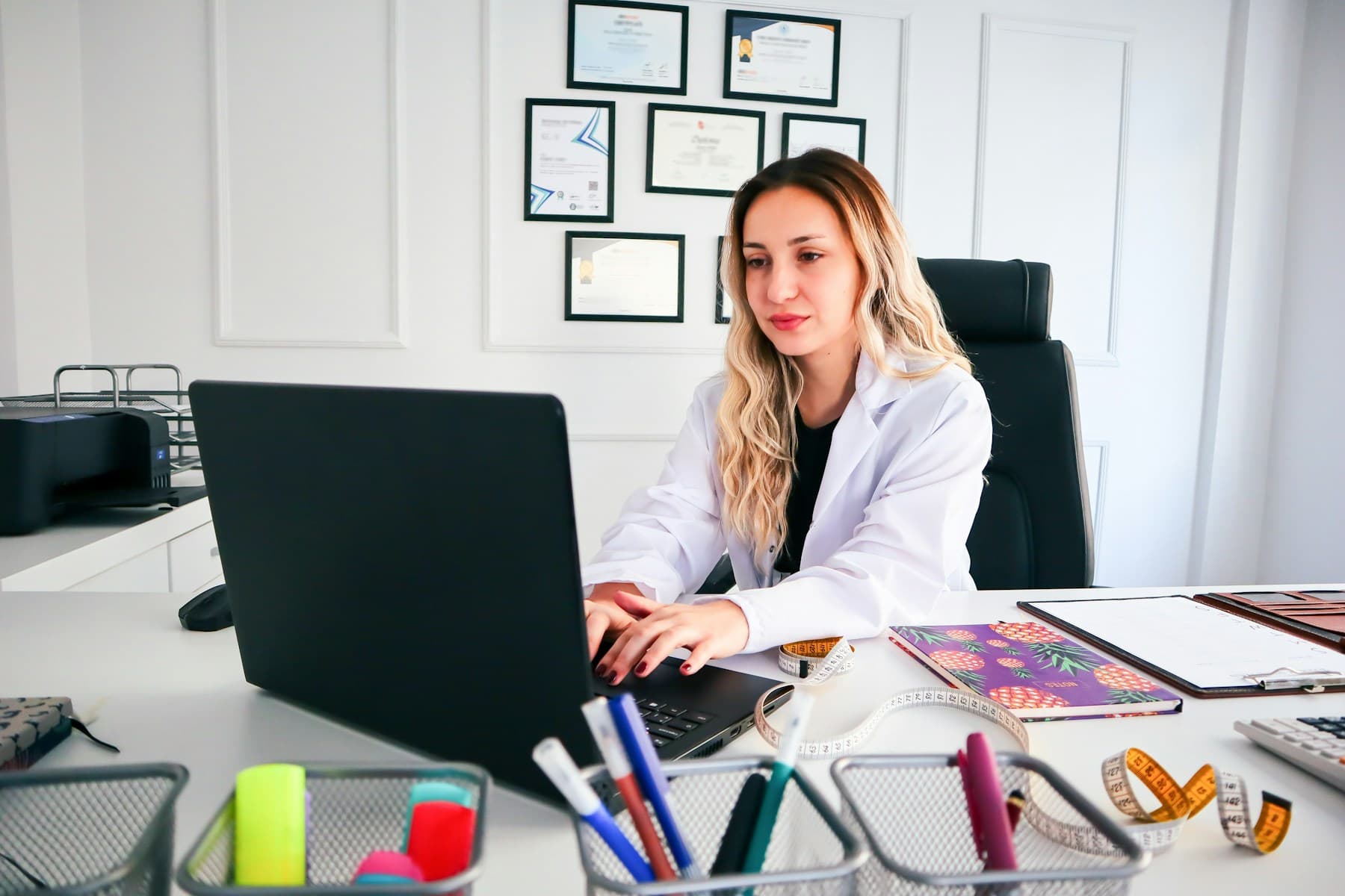 Recepcionista de clínica gestionando la agenda desde el ordenador del mostrador